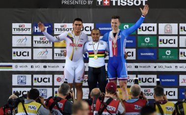 Fabian Puerta posa en el podio tras la final de la prueba del keirin. AFP