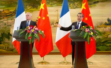 El ministro chino del Exterrior, Wang Yi (a la derecha) da declaraciones a los reporteros en conferencia de prensa conjunta con su colega francés Jean-Marc Ayrault, en el Ministerio de Asuntos Exteriores en Beijing. AP