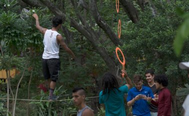 Los aros hacen parte de los objetos para hacer malabares. Edgar Cusguen Olarte