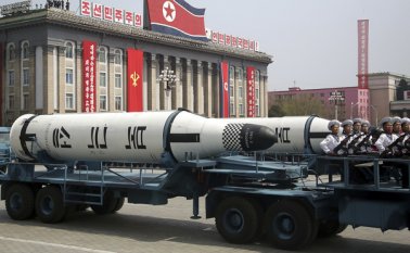 Un misil balístico lanzado desde submarino se muestra en la plaza de Kim Il Sung durante un desfile militar el 15 de abril de 2017, en Pyongyang, Corea del Norte, para celebrar el 105to aniversario de Kim Il Sung, fundador del país y abuelo del actual mandatario, Kim Jong Un. AP