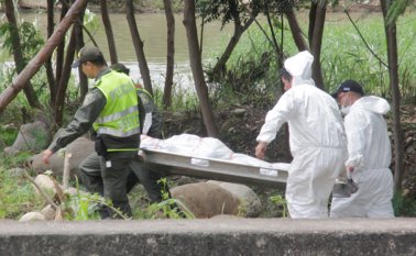 Miembros del CTI de la Fiscalía practicaron la inspección y el levantamiento del cadáver. Cristian Herrera