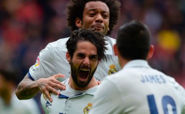 Isco (centro) celebra con el brasileño Marcelo y el colombiano James Rodríguez. AFP