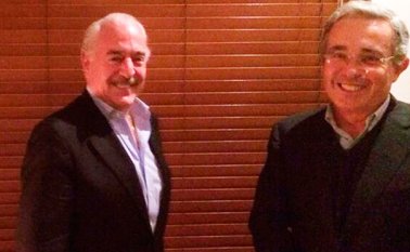 Los expresidentes Andrés Pastrana (derecha) y Álvaro Uribe Vélez son objeto de críticas. Internet