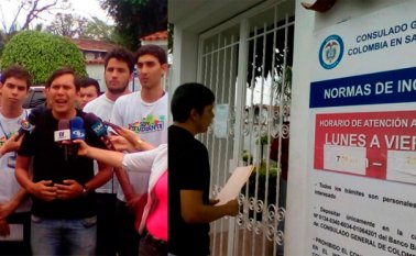 Los jóvenes entregaron un documento en la sede diplomática. Eilyn Cardozo