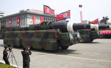 Un arma que, según expertos militares, parece ser un misil balístico intercontinental norcoreano KN-08, mostrado durante un desfile militar en la plaza Kim Il Sung el sábado. AP