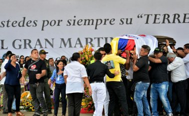 El féretro de Martín Elías en el momento en que era trasladado al cementerio Ecce Homo. Colprensa