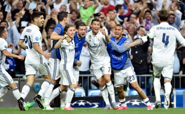 La victoria metió al equipo blanco en la siguiente fase de la Champions por séptima vez consecutiva. AFP
