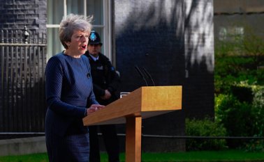 Las elecciones son esenciales para "garantizar el liderazgo fuerte y seguro que necesita el país", según May.  AFP