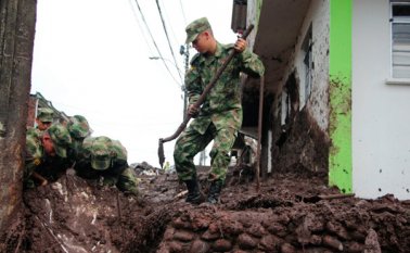 Las fuertes lluvias colapsaron 75 viviendas y provocaron el desalojo de otras 400.
 Colprensa