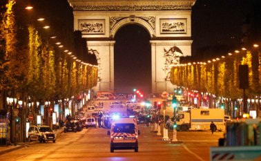 Policías vigilan la avenida Campos Elíseos en París luego de un tiroteo fatal en el que un agente fue muerto al igual que el agresor. AP