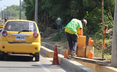 Los beneficiarios del proyecto serán apoyados con maquinaria, herramientas, insumos, materiales, adecuaciones e infraestructura, así como con el mercadeo y comercialización de los productos fabricados. AFP