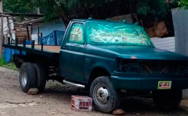 Aunque la víctima trató de refugiarse debajo del camión, el agresor no tuvo ningún reparo con meter su arma por debajo del vehículo y continuar disparando. La Opinión