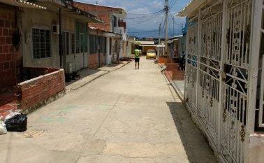 Un hombre esperó a que la víctima saliera en su moto para atacarla. La Opinión