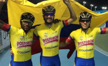 César Núñez, Andrés Felipe Muñoz y Andrés Jiménez, lucen la bandera. Archivo