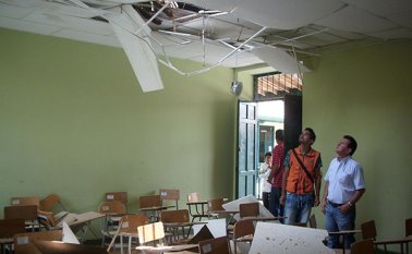 El fin de semana se desplomó este techo en el colegio José Eusebio Caro de Ocaña. Se requiere de intervención inmediata para evitar que colapsen otras cubiertas. Javier Sarabia