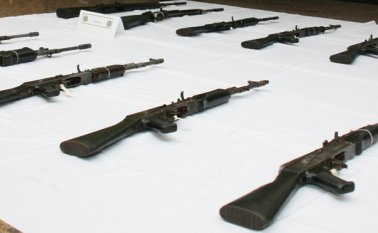 Las autoridades encontraron dos ametralladoras, 14 fusiles de diferentes calibres, cuatro escopetas, tres morteros, un lanzacohetes, seis granadas y 32.000 municiones. Archivo
