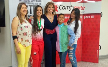 Adriana Serrano, María Camila Osorio, Claudia Uribe, Martín Elías Jr, hijo del cantante Martín Elías Díaz, quien falleció en un accidente de tránsito y su mamá Claudia Varón. Cortesía