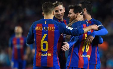 La victoria de los azulgranas, que jugaron con varios suplentes, les permite ponerse provisionalmente líderes en solitario de la Liga. AFP