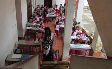 La mayoría de los niños está recibiendo las clases en los pasillos de la institución. Solo podrán retornar a sus salones habituales cuando sean intervenidos los techos y las paredes. Roberto Ospino