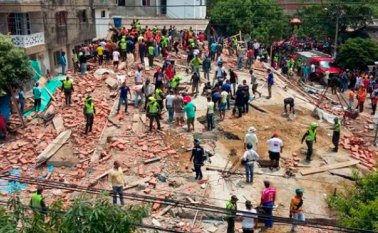 Con una grúa se intenta remover los escombros para sacar a quienes quedaron atrapados. Colprensa