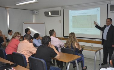 Raúl Antonio Paéz, gerente de Competitividad de Acicam, manifestó que la recesión ha golpeado el consumo en el último año, haciendo que los hogares compren menos zapatos. Edinsson Figueroa