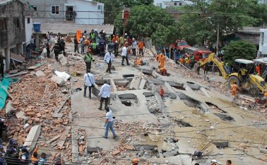 El edificio de seis pisos, ubicado en el barrio Blas de Lezo, al sur de Cartagena, se desplomó hacia las 11 de la mañana. La obra de construcción está en cercanías al Club de Amigos. Colprensa