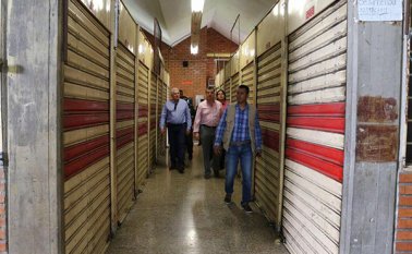 Ropa y calzado ocupan la mayoría de los locales en el centro comercial Oiti. la Alcaldía plantea lleva al lugar secretarías de despacho. Cortesía
