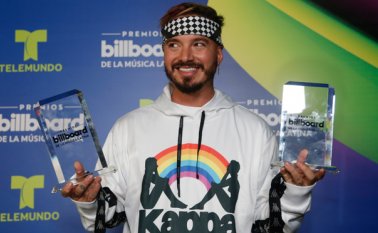 J Balvin posa con sus flamantes Premios Billboard de la Música Latina. AP