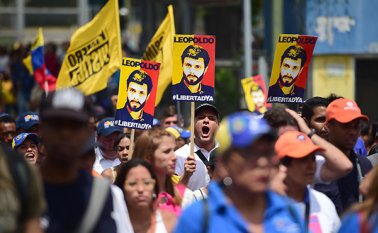La manifestación buscaba llegar a la prisión militar de Ramo Verde ubicada en Los Teques. AFP