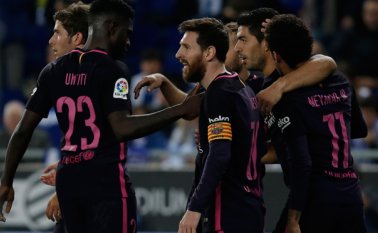 El jugador uruguayo acabó con su sequía después de cinco partidos sin marcar. El Barcelona está empatado con el Real en el primer lugar con 81 puntos. AFP