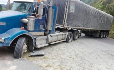 Tropas se trasladaron hasta la zona para prestar ayuda a los conductores y retirar los camiones, los cuales fueron orillados para luego cambiarles las llantas. Cortesía