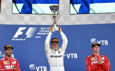 El piloto de Mercedes (centro) superó por 0.6 segundos a Vettel (izquierda) al volante de una Ferrari. Kimi Raikkonen, con la otra Ferrari, completó el podio. AFP