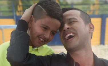 Martín Elías Jr con su fallecido padre el cantante Martín Elías Díaz Acosta. Tomada de internet