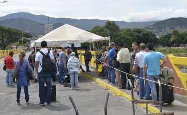 Cada ciudadano imprime su propia tarjeta, de forma gratuita, sin tramitadores, y presentarla al ingreso. Los niños entran con la partida de nacimiento. Archivo La Opinión