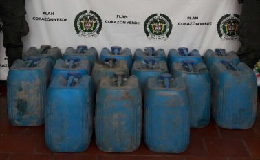 El combustible estaba almacenado en quince canecas con doble fondo. Policía