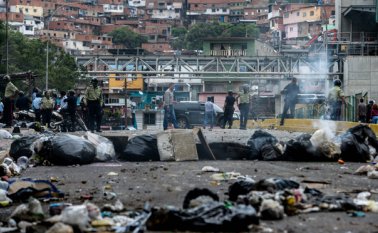 La oposición trancó varias calles en rechazo a la convocatoria del presidente Nicolás Maduro de una Constituyente, protestas que nuevamente terminaron en disturbios y en un tiroteo en el este de Caracas. AFP