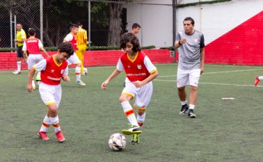 En las canchas Fair Play de la avenida Cero, bajo la coordinación de Leandro Castellanos y de la gerenta del centro deportivo, Diana Piñeres, Santa Fe abrió sus puertas  a los niños que quieran hacer parte de la escuela de formación. Alfredo Estévez