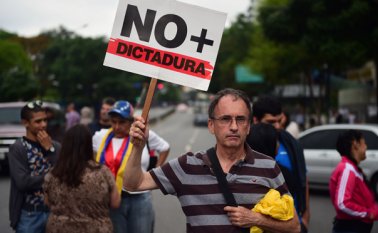En este mes de protestas, muchos comercios y escuelas se han mantenido cerrados y algunas instituciones y empresas trabajan a media marcha. AFP