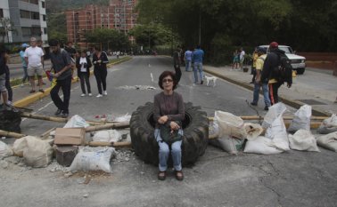 Dirigentes opositores pidieron levantar los bloqueos a media mañana, pero muchos se mantuvieron. AP