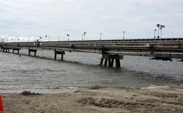 o se sabe a ciencia cierta cuántas toneladas del mineral pudieron caer al mar los días 12 y 13 de enero, cuando una de las barcazas de la compañía se “semi-hundió”.
