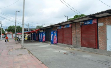 Las casetas siguen en desorden. Algunos locales pusieron toldos para cubrir a sus clientes del sol y la lluvia, otros no, por lo que el sector no es uniforme, como se planeó el proyecto de 300 millones de pesos. Edinsson Figueroa