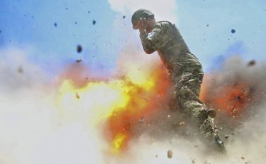 La foto muestra a un soldado afgano cubierto de llamas mientras explota un mortero durante un entrenamiento con bombas de verdad en la provincia de Laghman, en Afganistán. Clayton y cuatro soldados afganos murieron debido a la explosión. AP