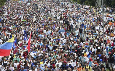 Miles de manifestantes se concentran en la neurálgica autopista Francisco Fajardo. AFP