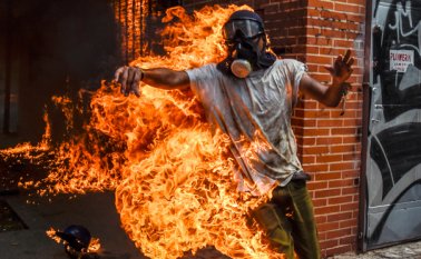Un manifestante se prendió fuego accidentalmente durante fuertes disturbios en una protesta contra el presidente de Venezuela. AFP
