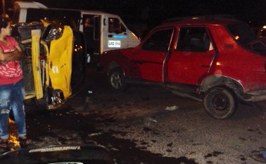 La ausencia de alumbrado público provoca a diario accidentes de tránsito. Archivo La Opinión