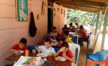 Los niños deben asistir a clases en este espacio que fue habilitado provisionalmente como escuela.
 Cortesía