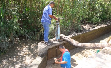 Obreros de Eicviro E.S.P. retiraban el sedimento que cubrió el canal de la bocatoma y los desarenadores del acueducto de Villa del Rosario. César Obando
