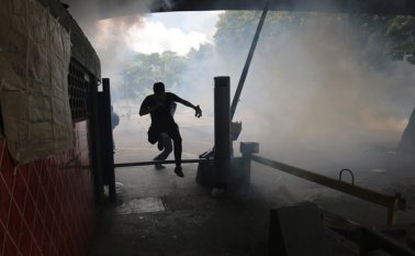 La ola de protestas contra el gobierno, que inició el 1 de abril, deja ya 33 muertos. AP