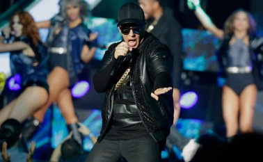 En esta foto del 28 de abril del 2016, Daddy Yankee actúa en la ceremonia de los Premios Billboard de la Música Latina en Coral Gables, Florida. AP