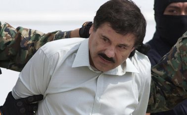 Los abogados del excapo aseguran que éste debe comunicarse con su familia para discutir con ellos la elección de abogados privados y la logística para pagarle. AP